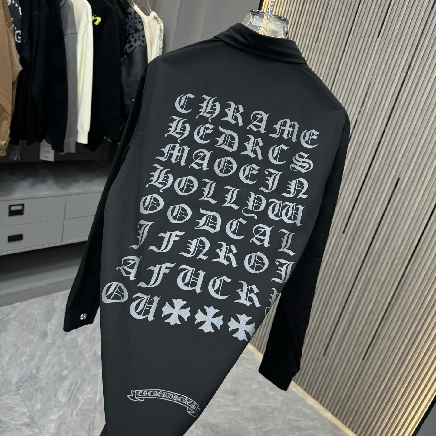 🅿️310 new arrival🆕 CH Croix heart horseshoe printing technology with hardware fasteners｜Lapel mid-length shirt jacket with horseshoe logo; letter logo buttons on the upper body, the effect is straight and stylish; cufflinks are all cross buttons, with hemming treatment on the inside; noteworthy details are included, the square mark on the hem must be a three-line motorcycle, not sewn by a flat machine. One piece is overweight, this quality is only available in red Color: Black White Size: S-xxl